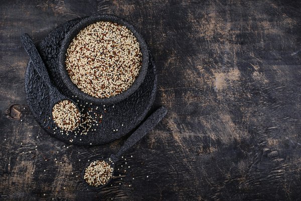 Comment intégrer des plats à base de quinoa dans un menu de restaurant de santé?