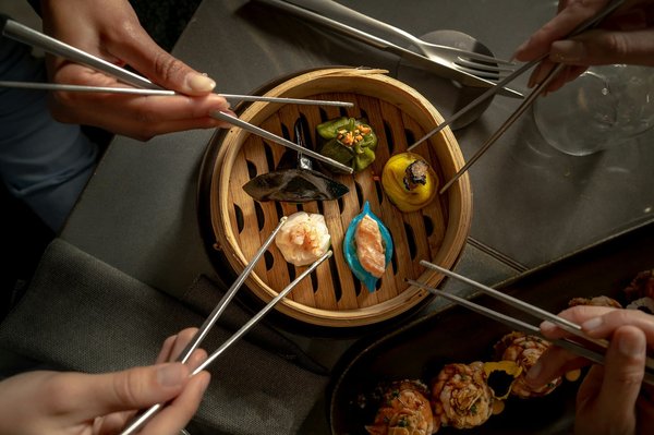 Quelles stratégies pour proposer un menu de plats fusion dans un restaurant de cuisine asiatique?